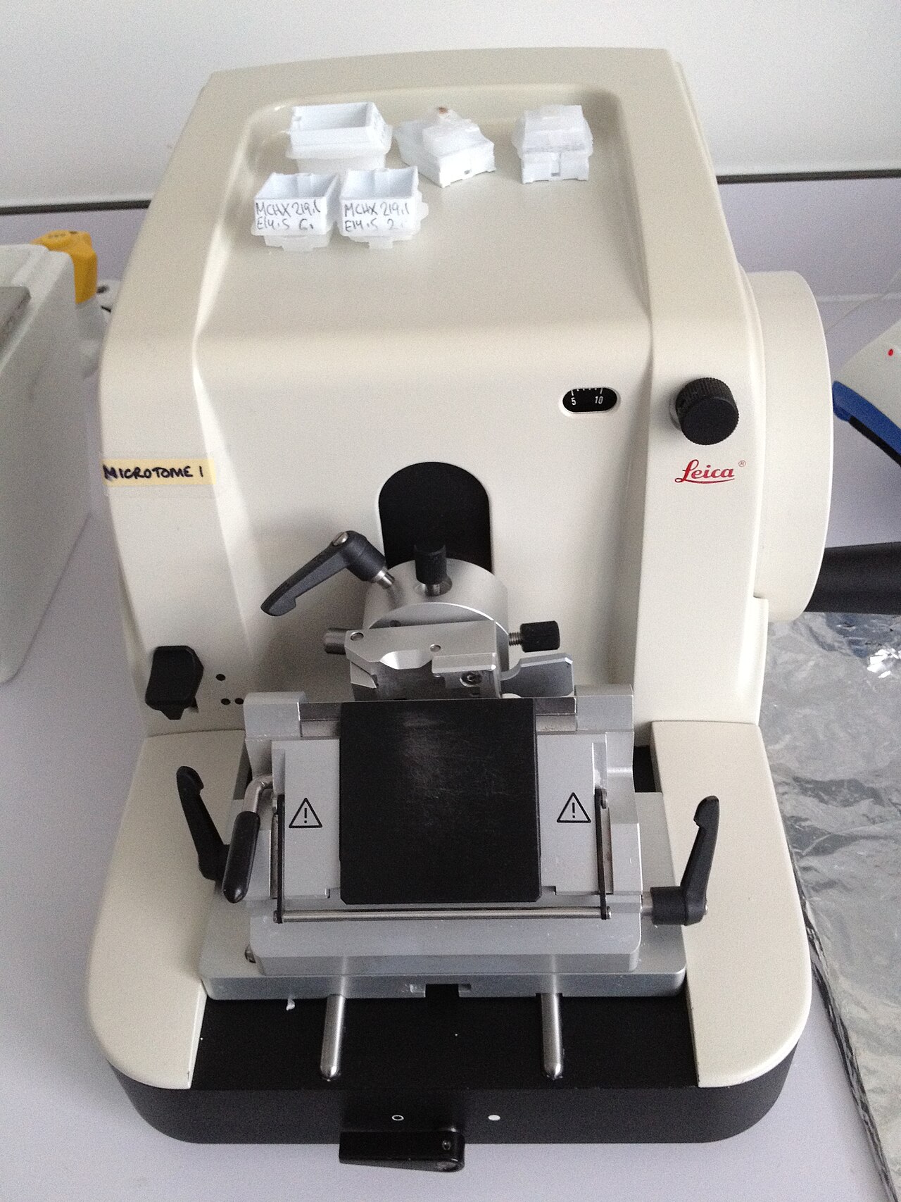 Leica rotary microtome for specimen sectioning